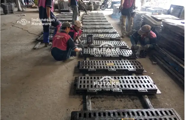 plat besi penutup selokan custom langsung produsen