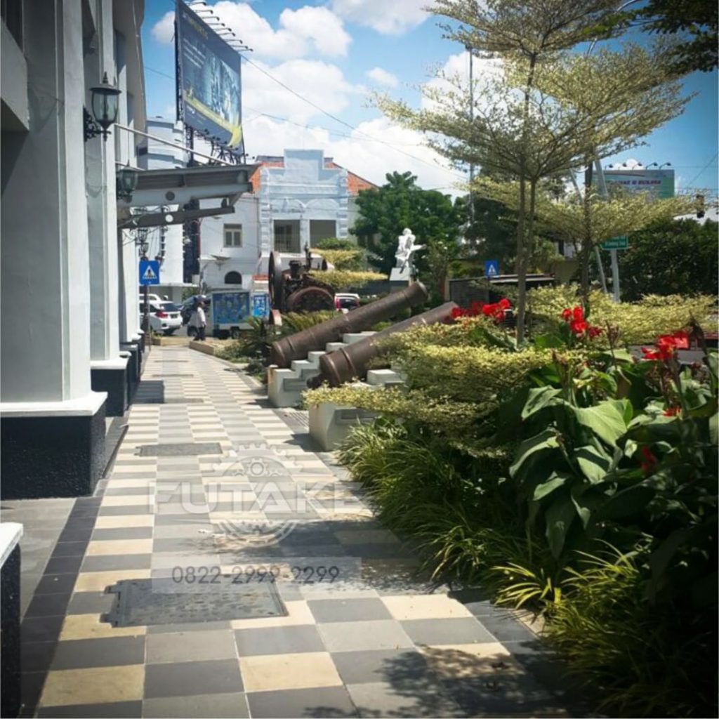 Pemasangan Manhole Cover di Salah Satu Sudut Kota Surabaya