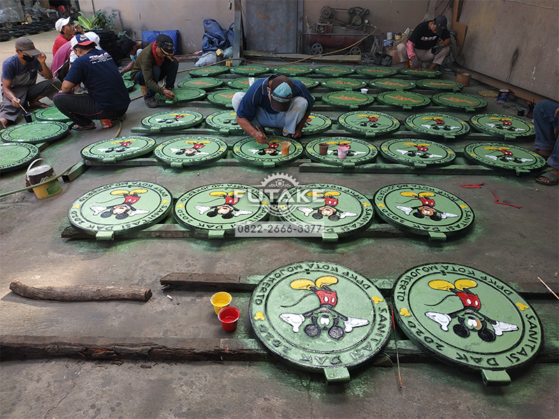 Proses Pengecatan Atau Pewarnaan Manhole Cover Motif Kartun