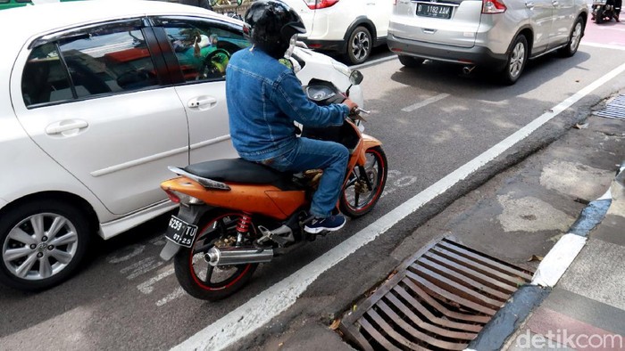 Grill Tutup Besi Saluran Drainase yang Tidak Baik