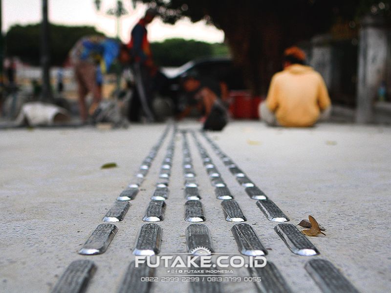 Pemasangan Guiding Block dari Bahan Stainless