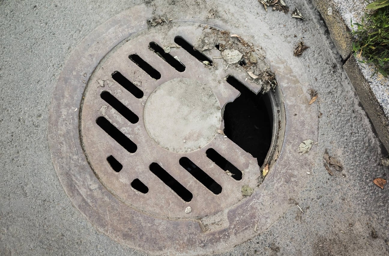 Manhole Cover Bahan Cast Iron yang Rusak