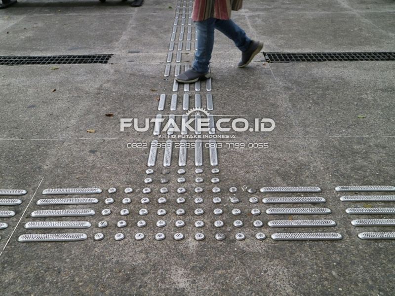 Distributor Guiding Block pada Trotoar