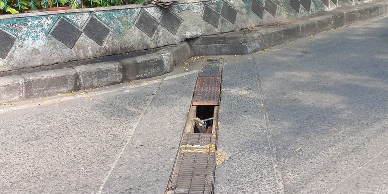 Steel Grating selokan Rusak dan buruk
