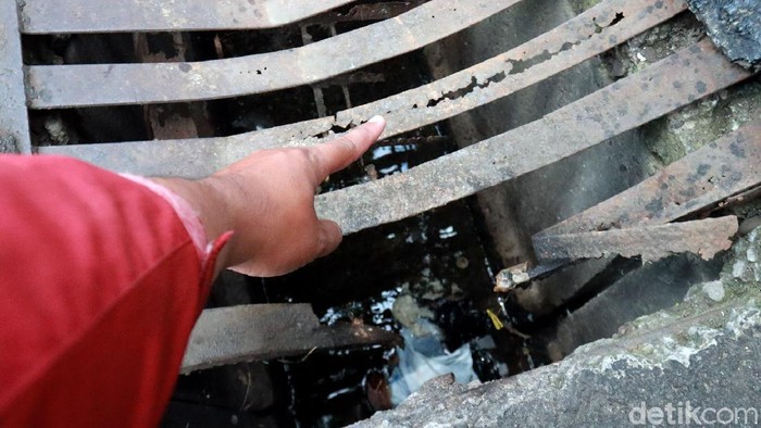 Tutup Selokan Besi Siku yang kualitasnya buruk