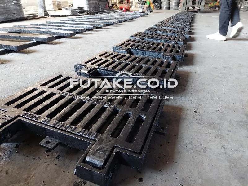 Grill Saluran Air Dua Pintu Besi Cor Model Engsel