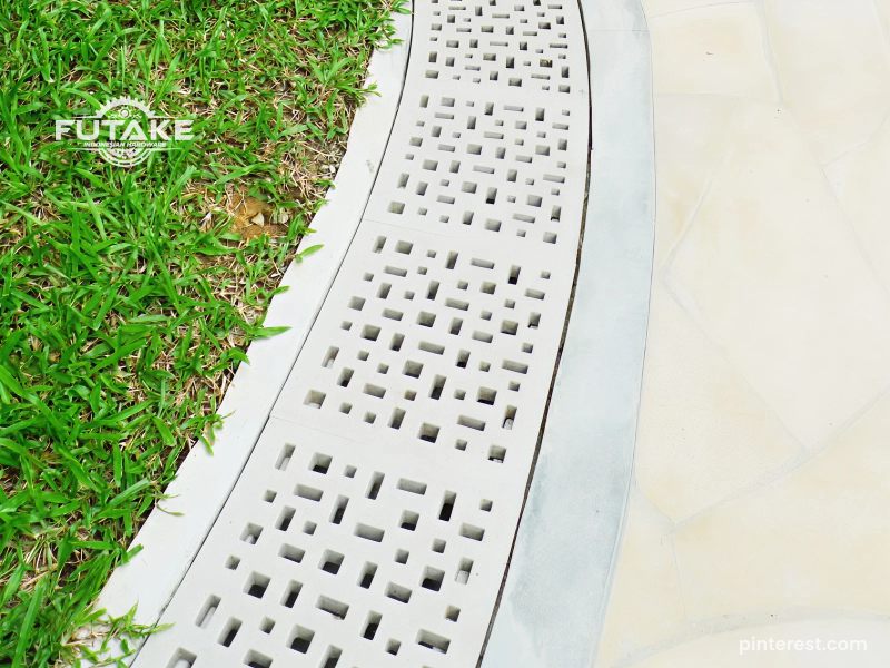 grill drainase yang mudah tersumbat oleh sampah dan daun
