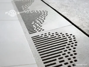 penutup drainase yang tidak tepat menyebabkan genangan air di jalan