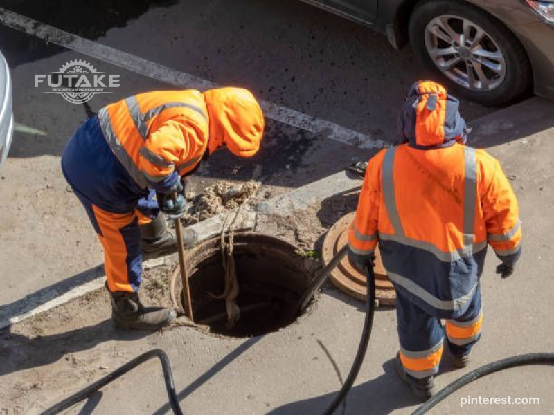 manhole cover yang membantu untuk akses saluran bawah tanah