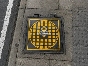 Tutup manhole cast iron heavy duty untuk jalan raya dan kawasan industri