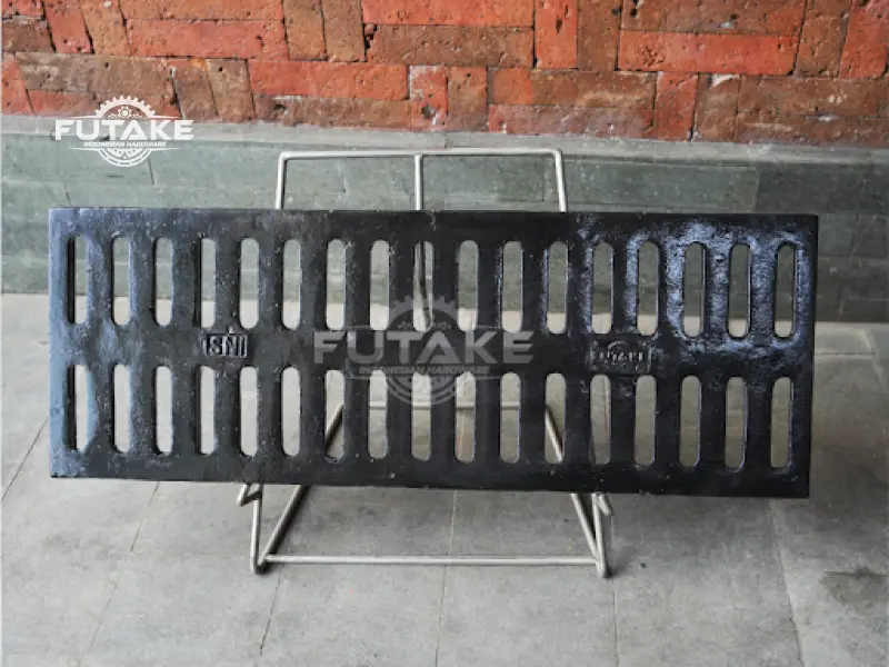 Cara menghitung kebutuhan grill cover untuk saluran drainase pada proyek konstruksi